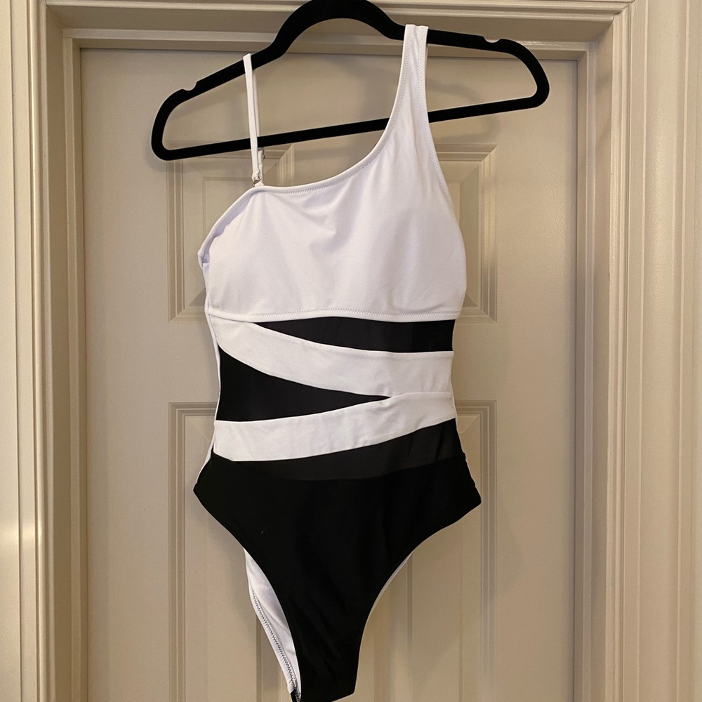 NWT Asymmetric One-Shoulder Black & White One-Piece Swimsuit